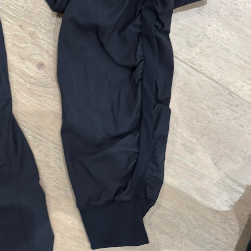 Lululemon Women’s Black Jogger Pants, size 4. EUC - Picture 5 of 6